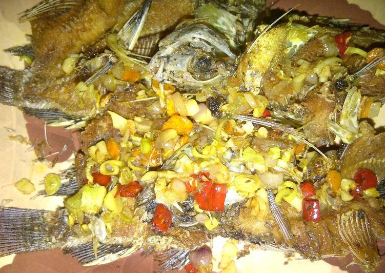 Bumbu Menyiapkan MUJAIR BUMBU REMPAH Lezat