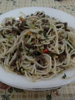 Foto resep Beef Rice Spaghetti à la Aglio Olio with Spinach