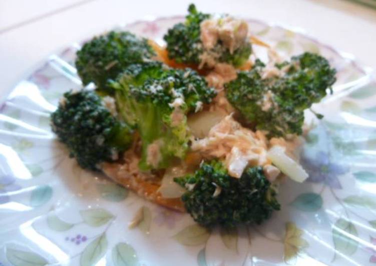 Cuma 5 menit ! Salad brokoli dan tuna ala restoran