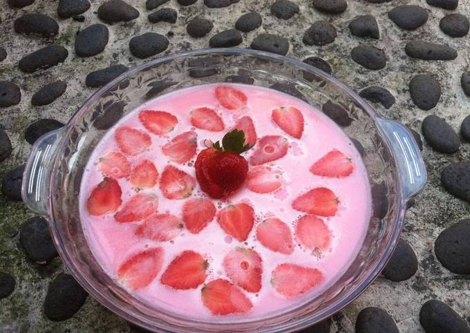 Resep Puding Yoghurt strawberry oleh nining wahyoe - Cookpad