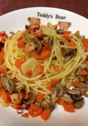 Foto resep Vermicelli aglio olio e peperoncino with carrot and mushrooms