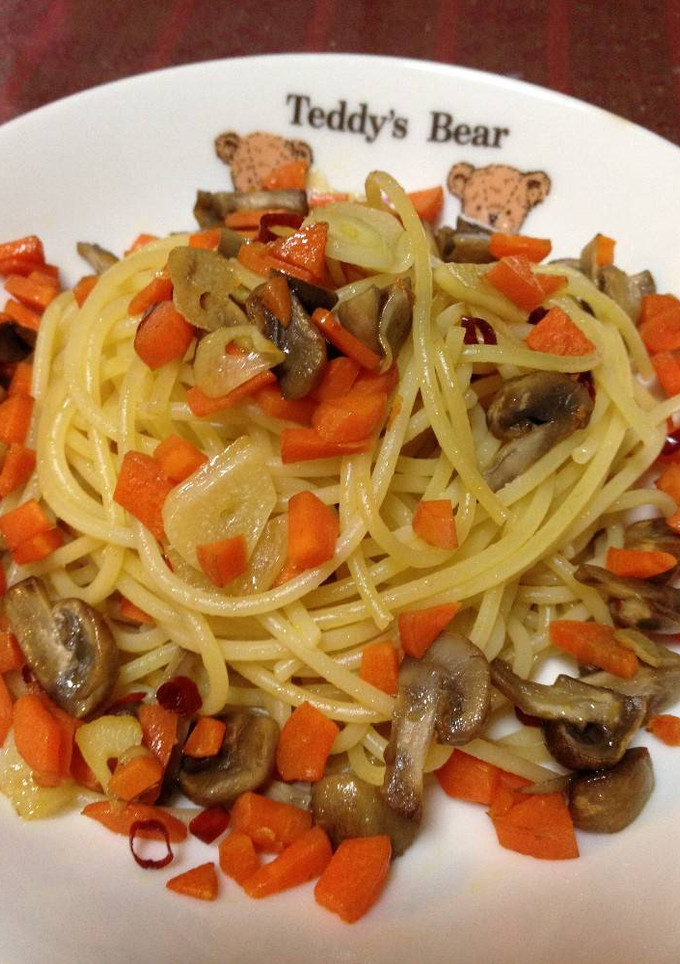 Foto resep Vermicelli aglio olio e peperoncino with carrot and mushrooms
