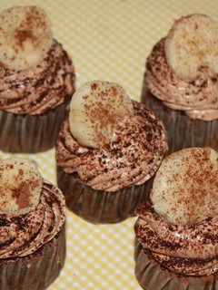 Foto resep Steam Chocolate Banana Cupcake with Milo Milk Icing