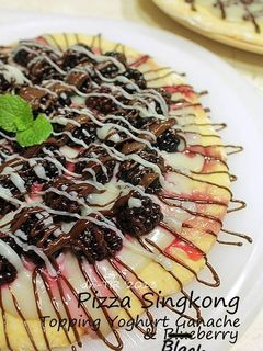 Foto resep Pizza Singkong berTopping Yoghurt Ganache & Blackberry