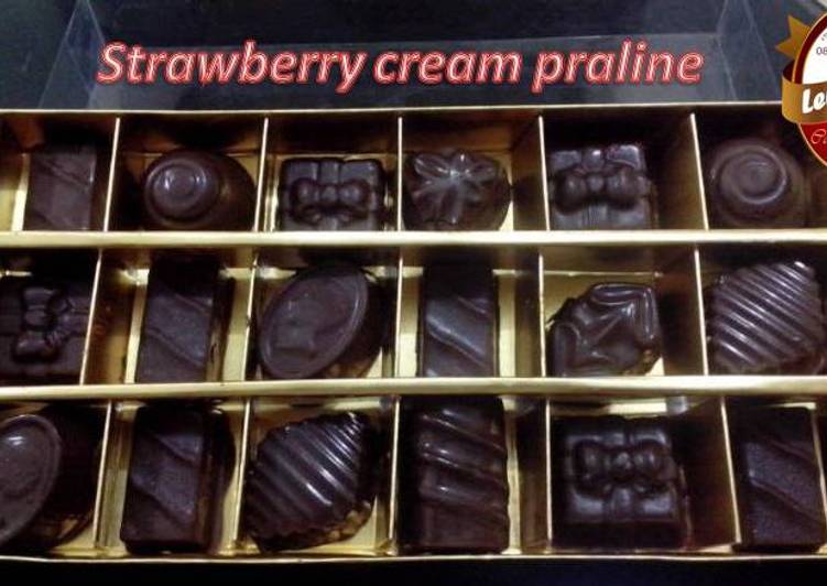 Strawberry Cream Praline