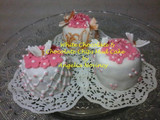 White Chocolate & Apricot Mud Cake (with Homemade Fondant)
