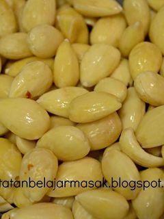Foto resep Mengupas Kulit Kacang Almond