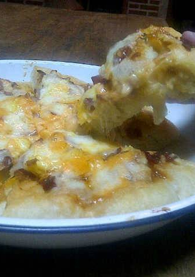 Foto resep sausage and smoked beef stuffed crust pizza