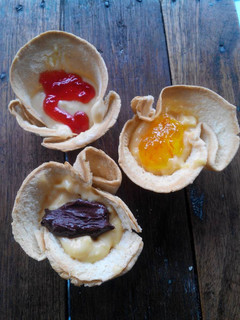 Foto resep Custard Cream with Assorted Jams on Bread Pie