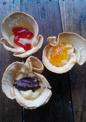 Foto resep Custard Cream with Assorted Jams on Bread Pie