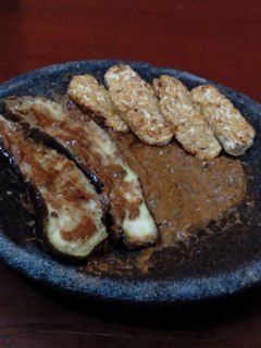 Foto resep Pecel Terong dan Tempe Bakar