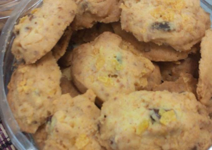Cookie Corn Flakes with Kurma and Cheese