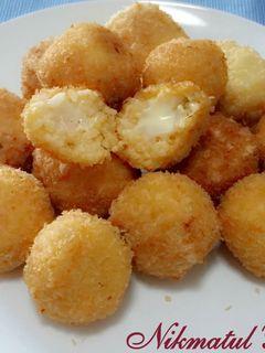 Foto resep Nasi Goreng isi Keju,/Fried Rice Balls Stuffed With Cheese.