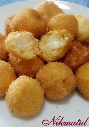 Foto resep Nasi Goreng isi Keju,/Fried Rice Balls Stuffed With Cheese.