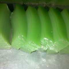 A picture of kue lapis hijau .