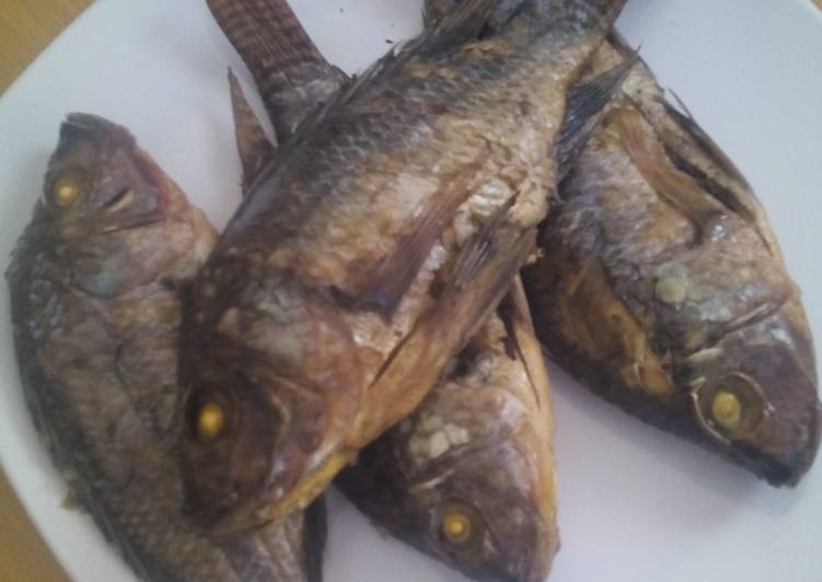 Bagaimana Membuat Mujair Asap Rempah yang simpel