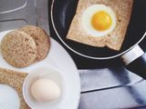 Roti gandum panggang dengan telur mata sapi