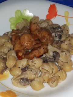 Foto resep Pasta saus jamur gurih dengan ayam panggang oriental
