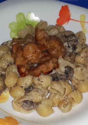 A picture of Savory Mushroom Sauce Pasta with Oriental Grilled Chicken.