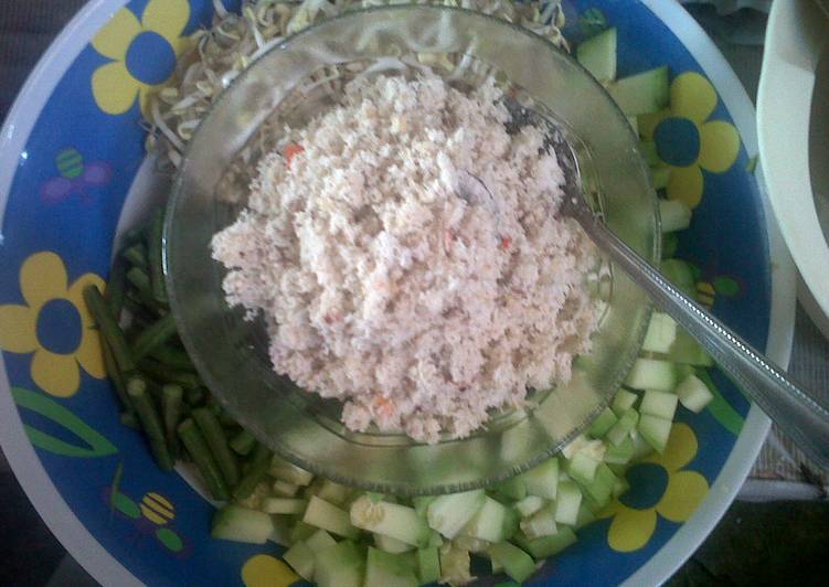 Trancam Sayur als vegetable salad with coconut shredder