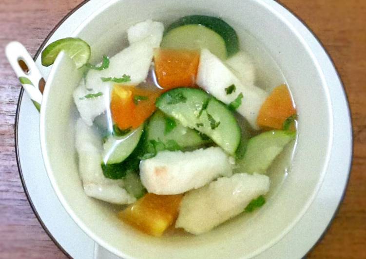 Sup Ikan Dori dengan Zucchini dan Tomat