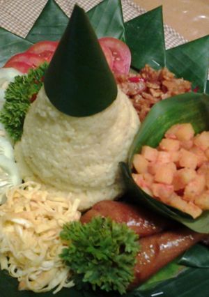Foto resep Tumpeng Mini. Resep Nasi Kuning Komplit Dengan Pelengkapnya