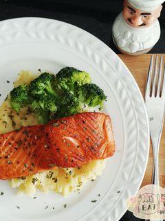 Foto resep Pan-fried Salmon with Steamed Broccoli and Mashed Potatoes