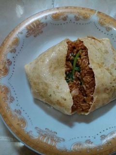 Foto resep Nasi goreng bakso bungkus dadar