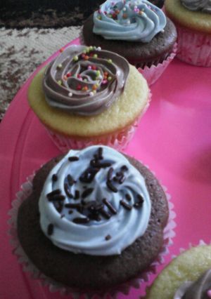 Foto resep Vanilla & Chocolate Cupcakes