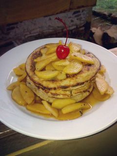 Foto resep Pancake Oatmeal Kismis Topping Apel Kayumanis untuk Diet