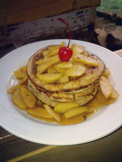 Foto resep Pancake Oatmeal Kismis Topping Apel Kayumanis untuk Diet
