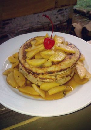 Foto resep Pancake Oatmeal Kismis Topping Apel Kayumanis untuk Diet