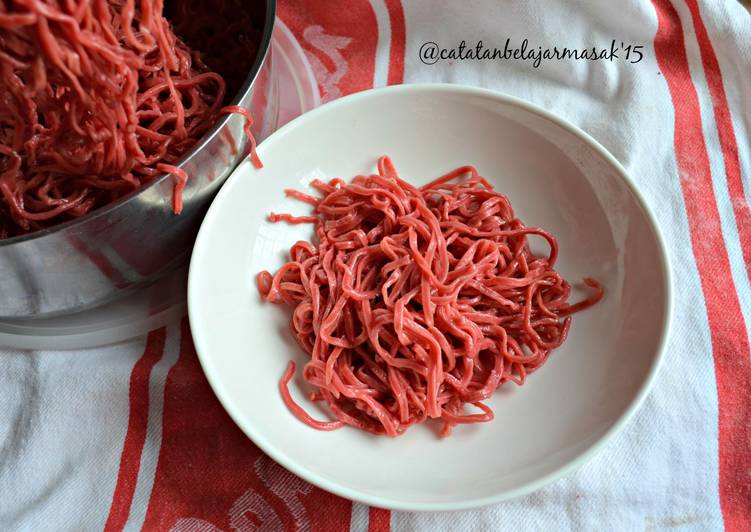 Bagaimana Menyiapkan Mie homemade warna merah yang Bisa Manjain Lidah