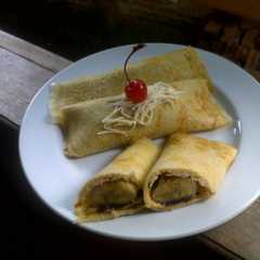 รูปของ Crepes Oatmeal Isi Pisang Coklat Keju
