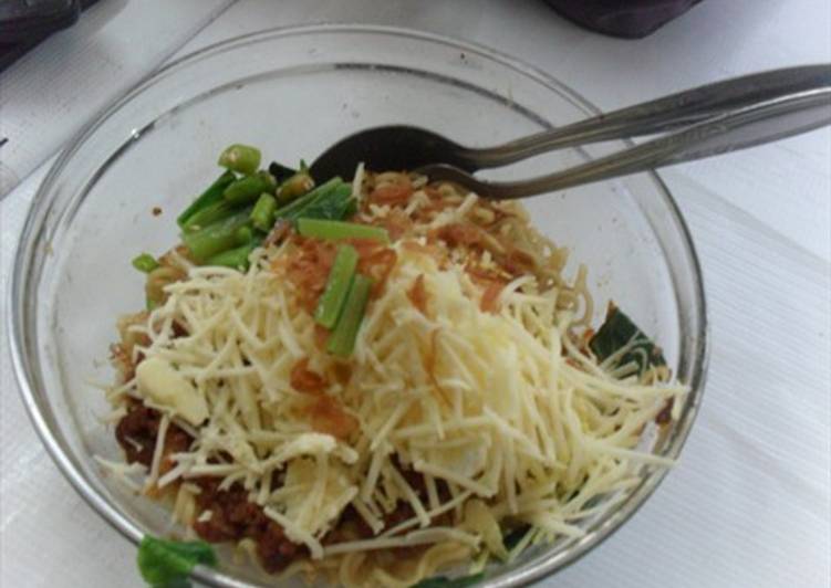 Cara Gampang Menyiapkan INTERNET (indomie telor keju kornet) yang Enak