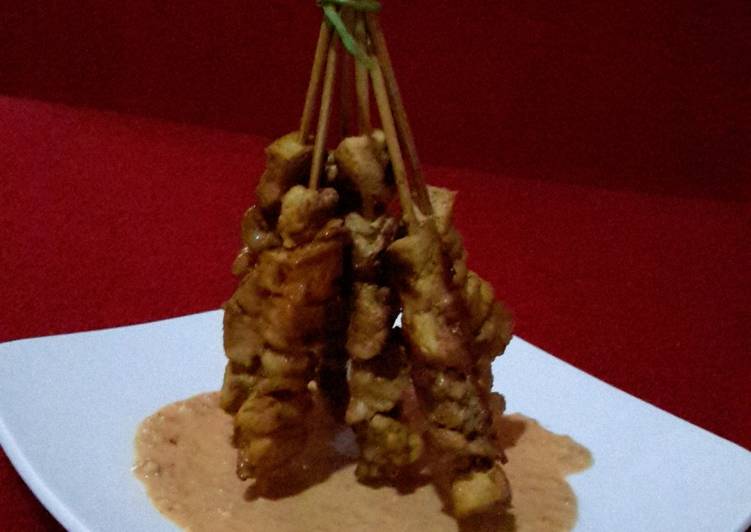 Sate ayam saus kacang mete