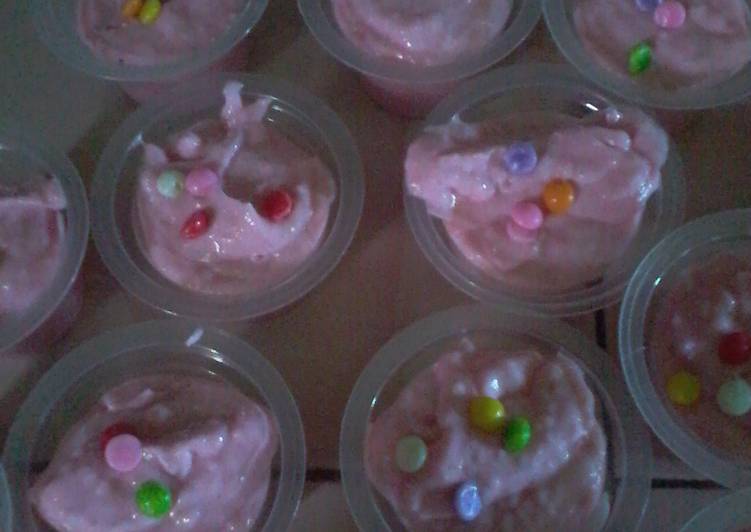 Bagaimana Menyiapkan es krim stroberi cantiq, Enak
