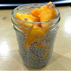รูปของ pudding chia with mango topping