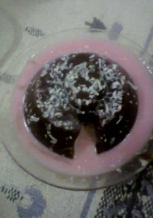 Foto resep puding coklat siram sirup pink