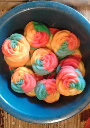 Foto resep bolu mawar pelangi di langit yang biru