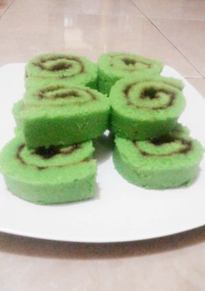 Foto resep Bolu Gulung Pandan Strawberry