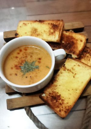 Foto resep tomato soup & garlic bread 