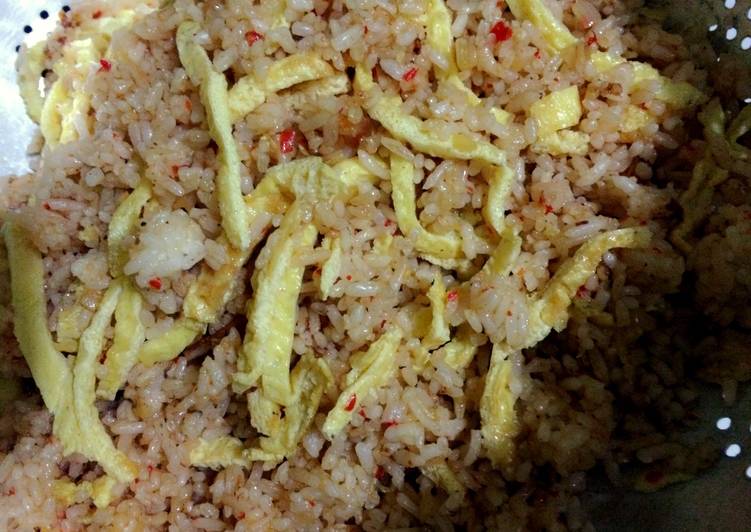Bahan mengolah Nasi goreng spicy dadar gulung yang Lezat Sekali