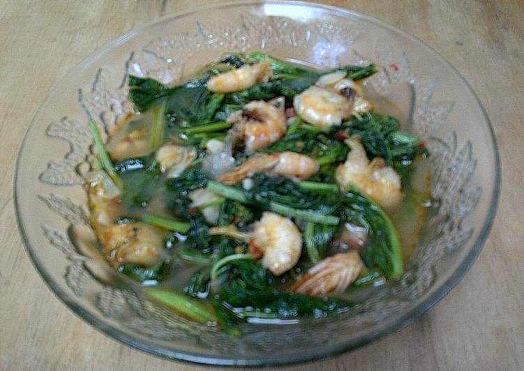 Resep sawi ijo tumis udang kemangi oleh shinta zha - Cookpad