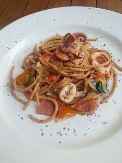 Foto resep Whole wheat pasta with seafood and veggies