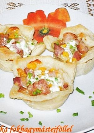 Sonkás kosárka, fokhagymás tejföllel recept fotója