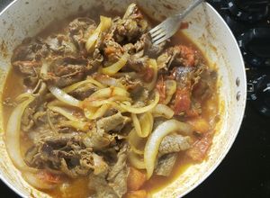 Una foto de Bistec encebollado