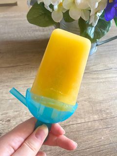 Una foto de Polo de hielo de manzana y naranja