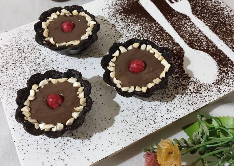 Chocolate biscuit tart