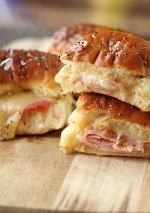 Фото Булочки с ветчиной и сыром.